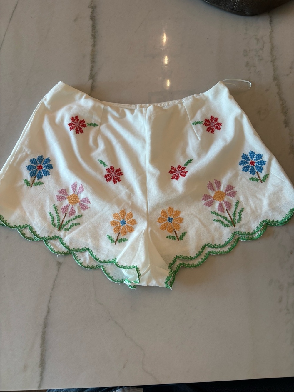Mable Embroidered Floral Scalloped Linen Blend Boho Fairy White Shorts Size L